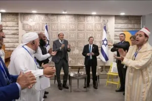 بالفيديو :  “النشيد الصوفي على إيقاع هاتيكفاه”… أئمة مغاربة وعرب في حضرة رئيس الاحتلال يرقصون على موتى غزة