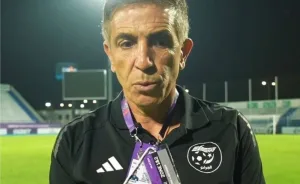 كاد يختنق … مدرب المنتخب الجزائري للسيدات يخفي اسم المغرب على عنقه خلال كأس إفريقيا