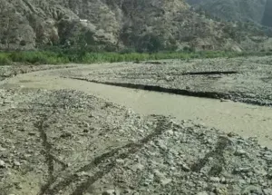 فيديو يوثق لكارثة بنيوية … طريق الموت تربك تنقلات المواطنين بين أربعاء تاوريرت وأيت يوسف بإقليم الحسيمة