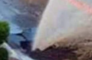 سقوط سائق دراجة نارية في حفرة يتسبب في إنفجار أنبوب “الماء الشروب” ويُغرق حيا وسط كازا