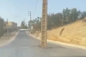 نتائج دراسة عرجاء …  عمود كهربائي وسط طريق حديث بجماعة تفرسيت بالدريوش يكشف خللاً في تدبير الشأن المحلي