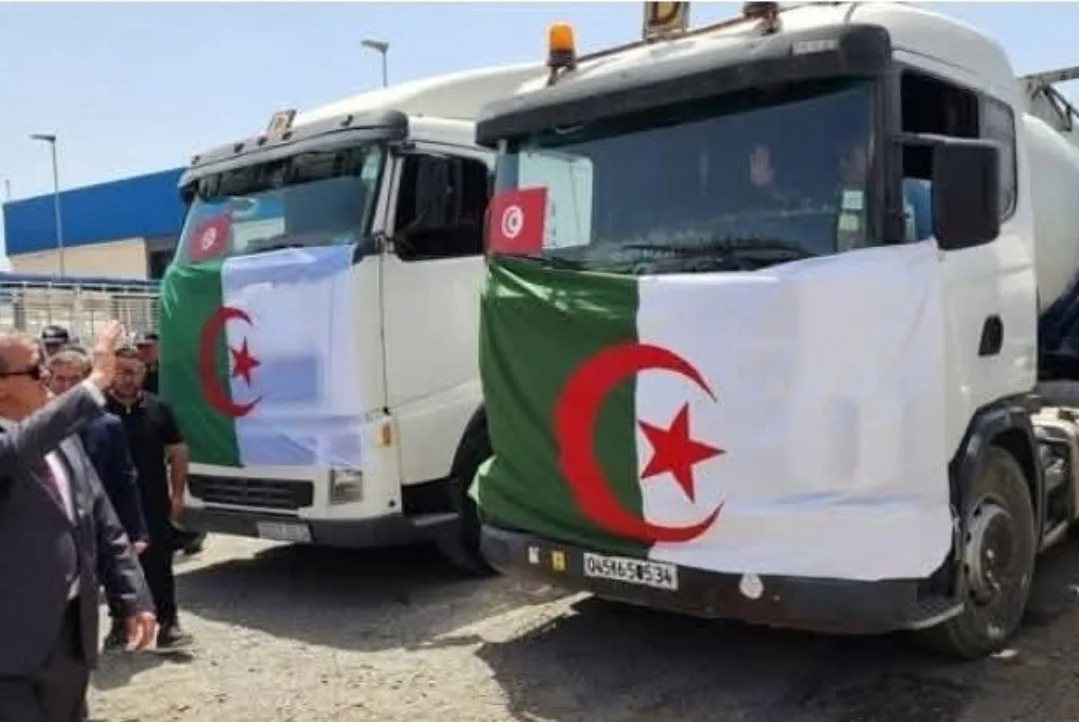 وزير التجارة الجزائري يحتفل بـ”الإنجاز الكبير” :    تصدير شاحنتين من الجافيل إلى تونس !