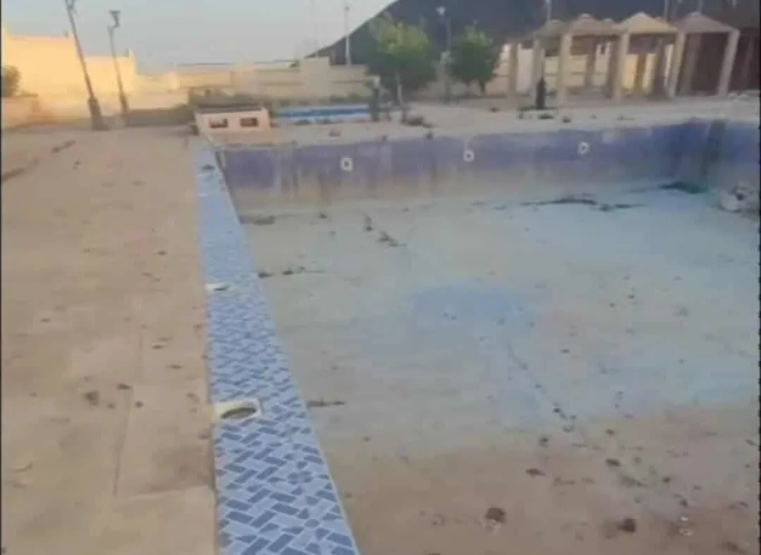 جرادة القاحلة … المسبح البلدي الوحيد يتحوّل إلى خراب بسبب الإهمال وسرقة محتوياته بالكامل !