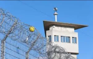 فرنسا :   هروب هوليوودي يهز سجن كورباس قرب ليون … سجين يختبئ داخل حقيبة زميله ويخرج إلى الحرية !