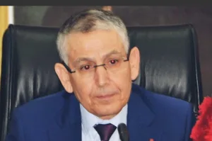 سكان إقامة “أبو إيمان” بوجدة يشتكون من استغلال غير قانوني لفضاء مشترك وتحويله إلى ملعبين ومقهى