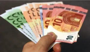 الدرهم المغربي يرتفع مقابل الأورو ويتراجع أمام الدولار
