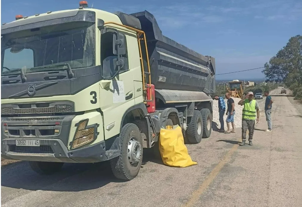 اتروكوت … انطلاق أشغال تقوية المقطع الطرقي بين واد النكور وجوج قناطر، والساكنة تشيد بتجاوب عامل إقليم الدريوش مع نداءات المجتمع المدني