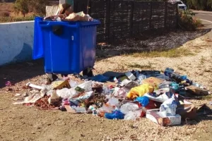 الحسيمة :   فوضى بيئية في جماعة بني بوفراح … رئيس الجماعة يعاقب سكان منطقة بالأزبال !!