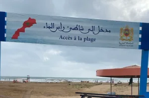 صور صادمة :   كارثة بيئية تغرق شاطئ رأس الماء … الأزبال في كل مكان بالمدينة والمصطافون في خطر !