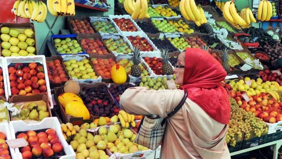 فوضى الأسعار تُلهب جيوب المغاربة رغم وفرة الفواكه في الأسواق