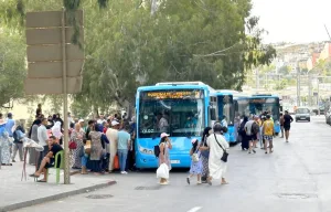 طنجة تواجه أزمة نقل عمومي خانقة وسط تصاعد الطلب على الوصول إلى شواطئها