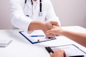 في إطار شراكة نوعية لتعزيز العرض الصحي: فتح باب التوظيف لأطر طبية وشبه طبية بالناظور
