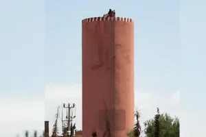 شاب معلق بين السماء والأرض يطالب بكشف حقيقة وفاة والده