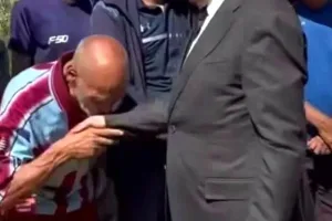جدل واسع بعد تقبيل يد عامل إقليم شفشاون في حفل رسمي
