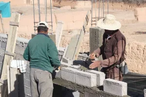 الإجهاد الحراري يهدد عمال البناء والزراعة ومنظمة نقابية تدق ناقوس الخطر