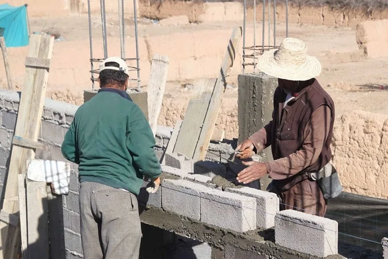 الإجهاد الحراري يهدد عمال البناء والزراعة ومنظمة نقابية تدق ناقوس الخطر