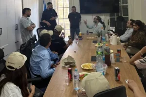 زيارة شبابية مغربية إلى إسرائيل تُثير جدلاً في خضم مأساة غزة
