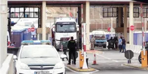 حزب ڤوكس يحتج: إغلاق المغرب للجمارك التجارية “ابتزاز جديد”… أم مرآة لعقدة استعمار لم تُحل؟