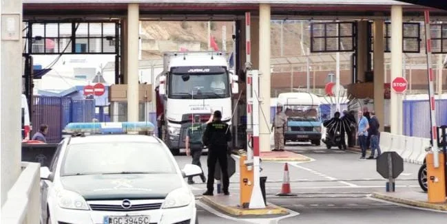 حزب ڤوكس يحتج: إغلاق المغرب للجمارك التجارية “ابتزاز جديد”… أم مرآة لعقدة استعمار لم تُحل؟