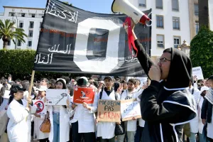 طلبة الطب يجددون الضغط: نقاط عالقة رغم تقدم الحوار مع وزارتي الصحة والتعليم العالي