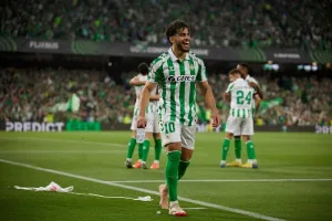 عبد الصمد الزلزولي يستجيب للعلاج ويطمئن جماهير ريال بيتيس قبل الموسم الجديد