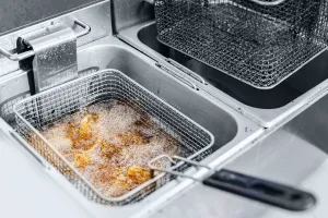 جدل متجدد حول استخدام الزيوت المستعملة في المطاعم الصيفية وتأثيرها الصحي الخطير