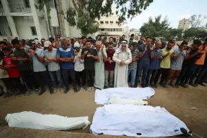 دبابات الاحتلال تقتحم دير البلح وسط أنباء عن رهائن وارتفاع في عدد الضحايا المدنيين