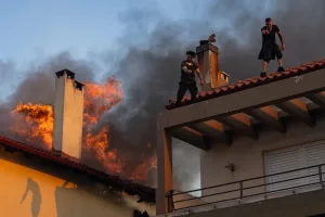 حرائق مدمّرة تواصل اجتياح اليونان وسط موجة حرّ خانقة وتحذيرات من اتساع رقعتها