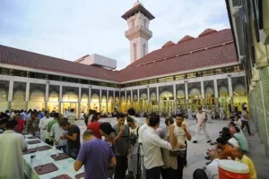 إسبانيا والمغاربة: مساجد تتكاثر — 1700 بيت من بيوت الله وهوية تصمد أمام حملات التشويه