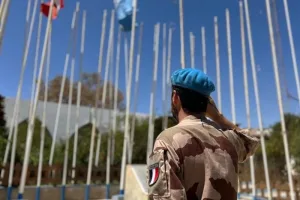 علم فرنسا يرفرف في العيون احتفالاً بالعيد الوطني الفرنسي وسط أجواء أممية