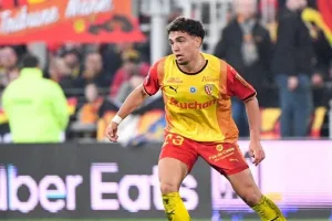 روما يخطف المغربي نايل العيناوي من لانس في صفقة بلغت 23 مليون يورو