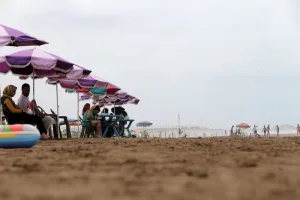 حملات يومية بعين الذئاب لإيقاف فوضى الشاطئ واستعادة النظام