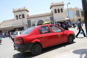 سائقو الطاكسيات بدون مأذونيات يطالبون بتحويل الرخص إلى حقوق قانونية تحفظ كرامتهم