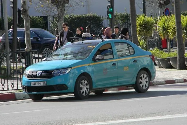 تنسيقية مهنيي الطاكسي الصغير بطنجة تندد بزيادة التسعيرة دون إطار قانوني وتلوّح بالاحتجاج