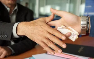 الرقم الأخضر يطيح بعون سلطة ووسيط متلبسين بتلقي رشوة بإيموزار كندر