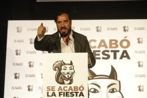 فيديو : استفزاز جديد لألفيس بيريس اليميني يثير غضب المغرب برفع أعلام إسبانية على جزيرة محتلة