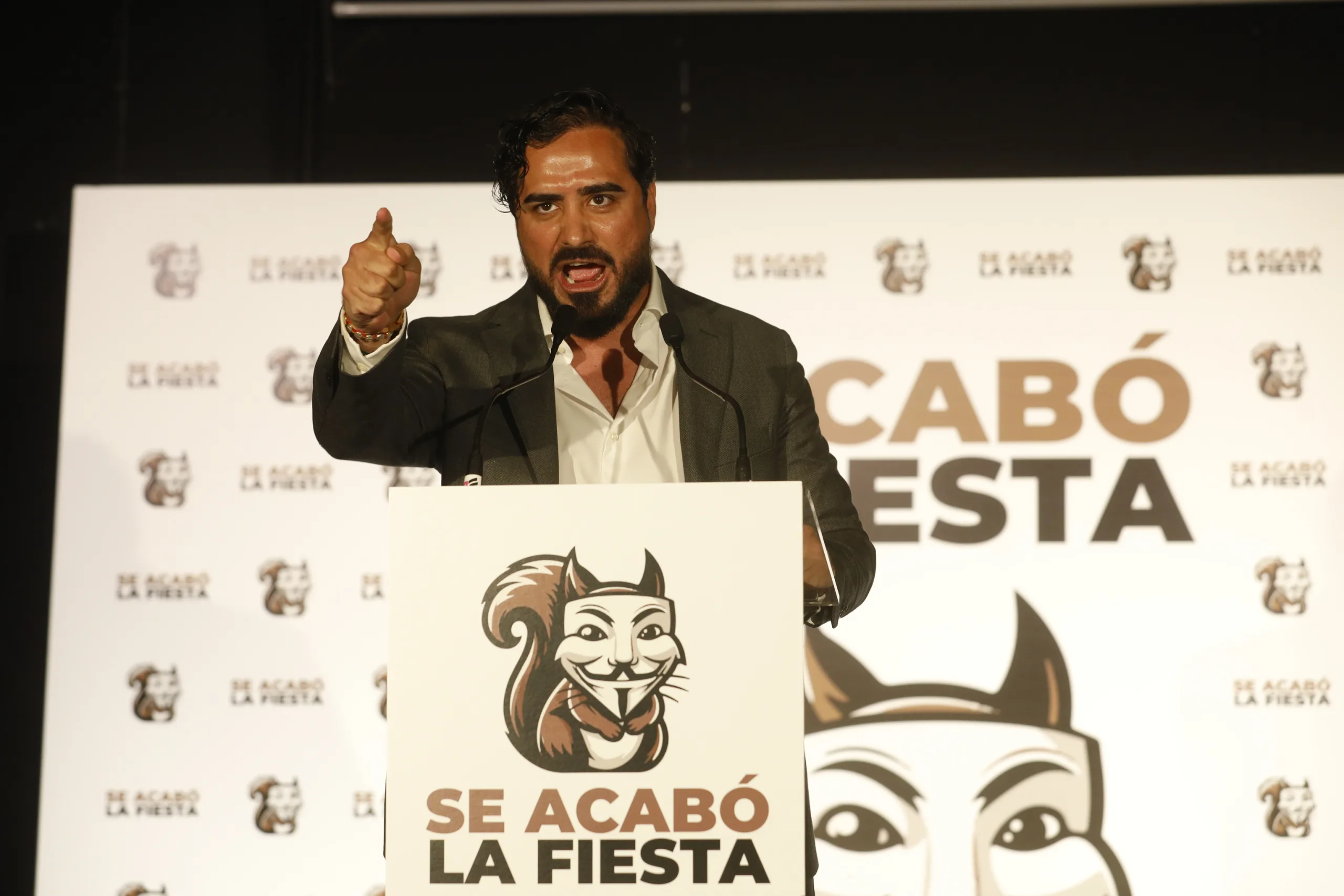 استفزاز جديد لألفيس بيريس اليميني يثير غضب المغرب برفع أعلام إسبانية على جزيرة محتلة