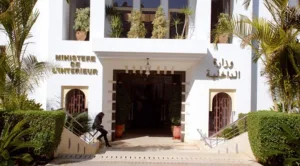 مبادرة الداخلية لتقييد ولايات زعماء الأحزاب تشعل نقاشا واسعا على المنصات الرقمية