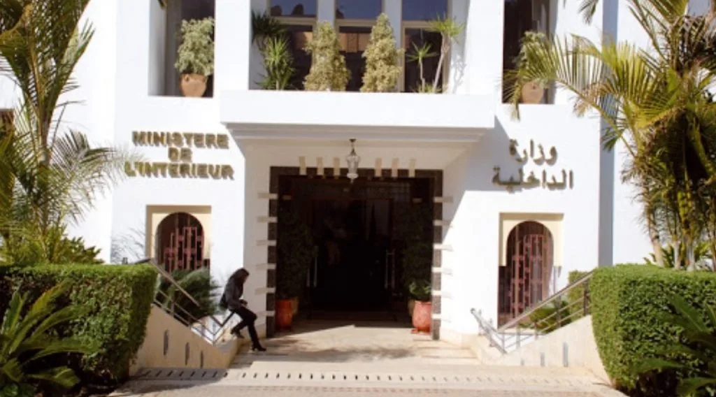 مبادرة الداخلية لتقييد ولايات زعماء الأحزاب تشعل نقاشا واسعا على المنصات الرقمية