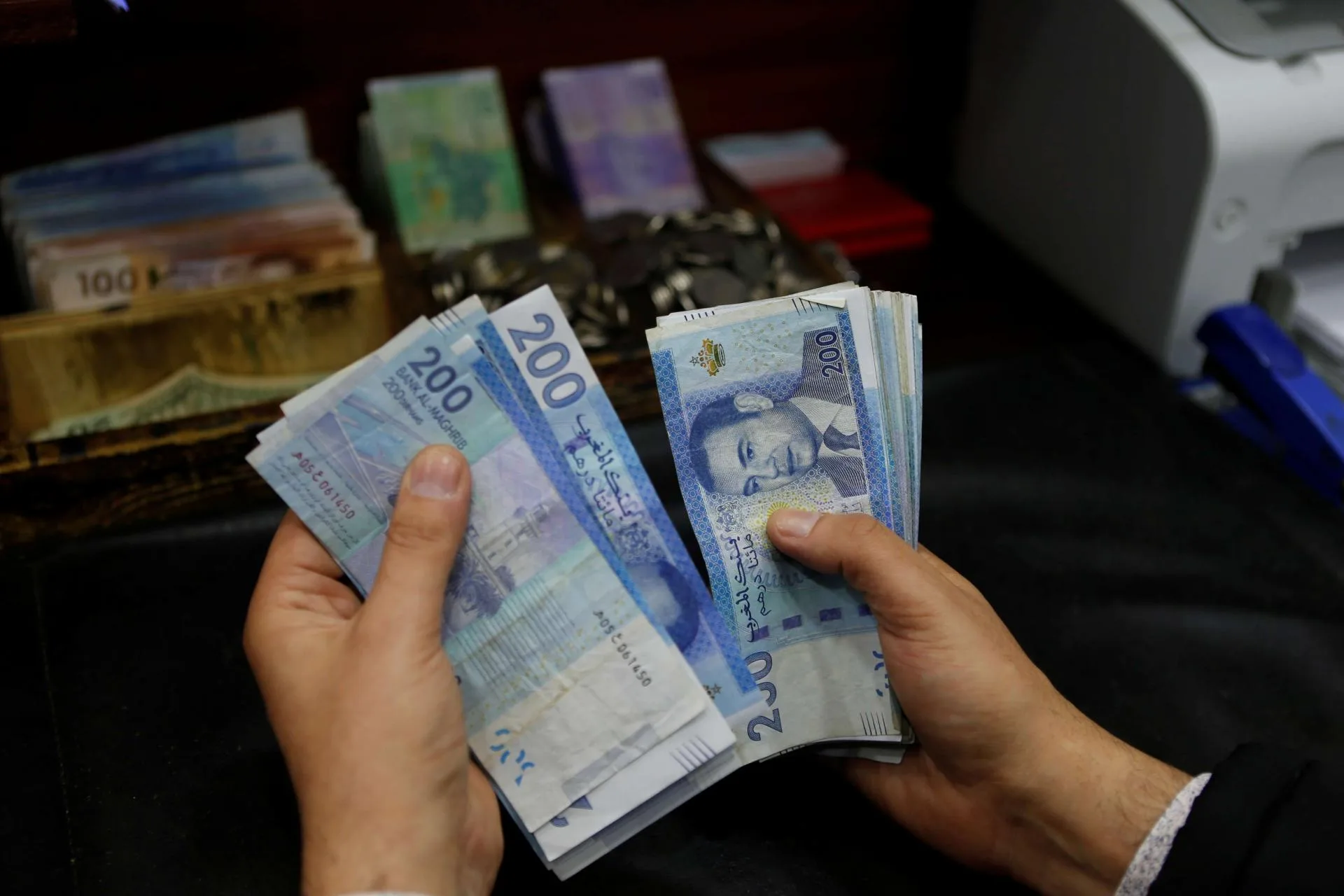 موظفو القطاع العام يتصدرون نسب المديونية في المغرب رغم تراجع مديونية الأسر العامة