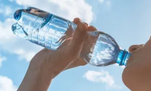 خطر القنينات البلاستيكية تحت أشعة الشمس يهدد صحة المغاربة