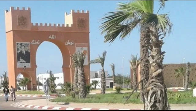 انتقادات لاذعة لجماعة المرسى بالعيون بسبب تدهور الخدمات وضعف الاستجابة لاحتياجات السكان