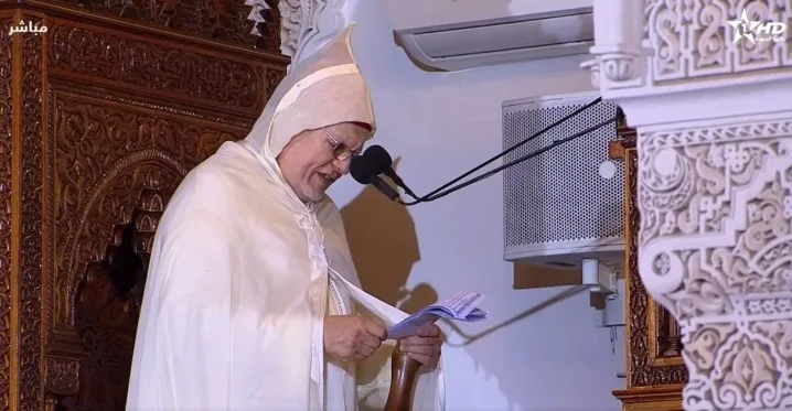 وعكة صحية مفاجئة تُسقط خطيب مسجد حسان أثناء صلاة الجمعة بالرباط
