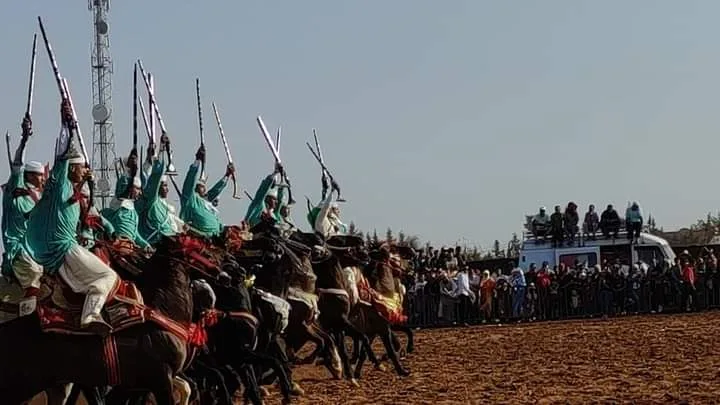 موسم مولاي عبد القادر الجيلالي بالخميسات يُحيي التراث والفروسية التقليدية بحضور جماهيري كبير