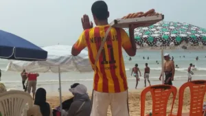 الصيف المغربي يكشف فجوة الطبقات بين رفاهية المصطافين ومعاناة الأسر الهشة