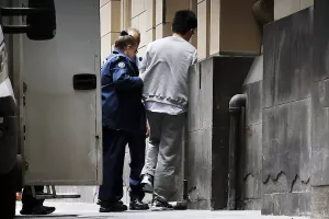 طبيب أسترالي متهم بتصوير أكثر من 460 امرأة سراً في مراحيض المستشفيات