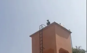 إقليم الفقيه بن صالح: شاب يعتلي خزان مياه بسوق السبت أولاد النمة احتجاجاً على حرمان والدته من علاج السرطان