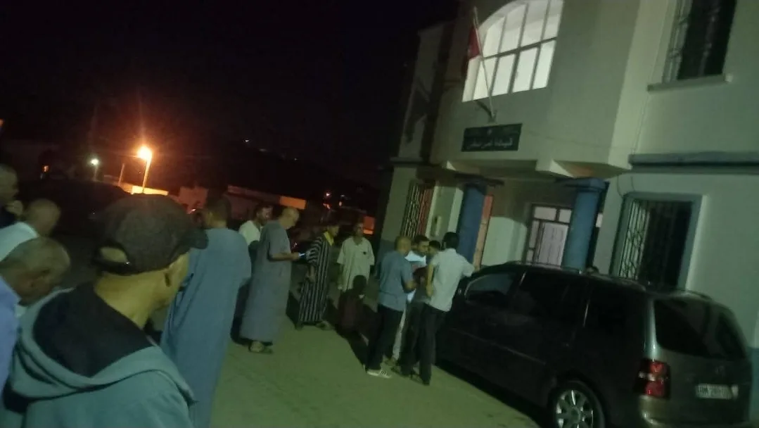 يضيع هدرا في الشوارع … أزمة العطش بالحسيمة … الجالية تستعد لمسيرة احتجاجية صوب مقر العمالة 