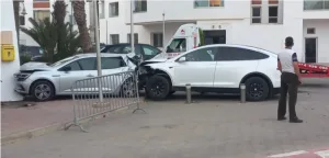 سيارة “تيسلا” خارجة عن السيطرة تدهس زوجين أمام مارينا أكادير