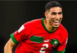 منصة عالمية … أشرف حكيمي يتوّج بجائزة أفضل لاعب ، ويكتب اسمه في تاريخ كرة القدم